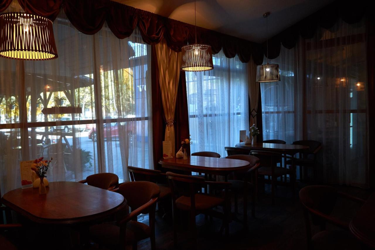 Gostiniy Dvor Non-Stop Hotel Kherson Exterior foto